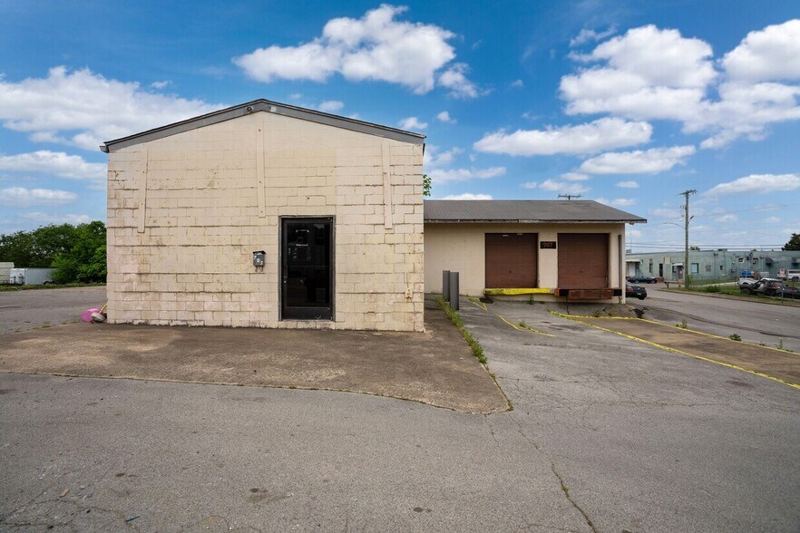 More Photos Of 707 E Trinity Ln, Nashville Warehouse For Lease