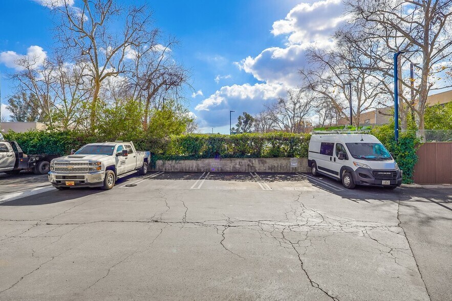 More Photos Of 5947-5951 Variel Ave, Woodland Hills Office For Sale