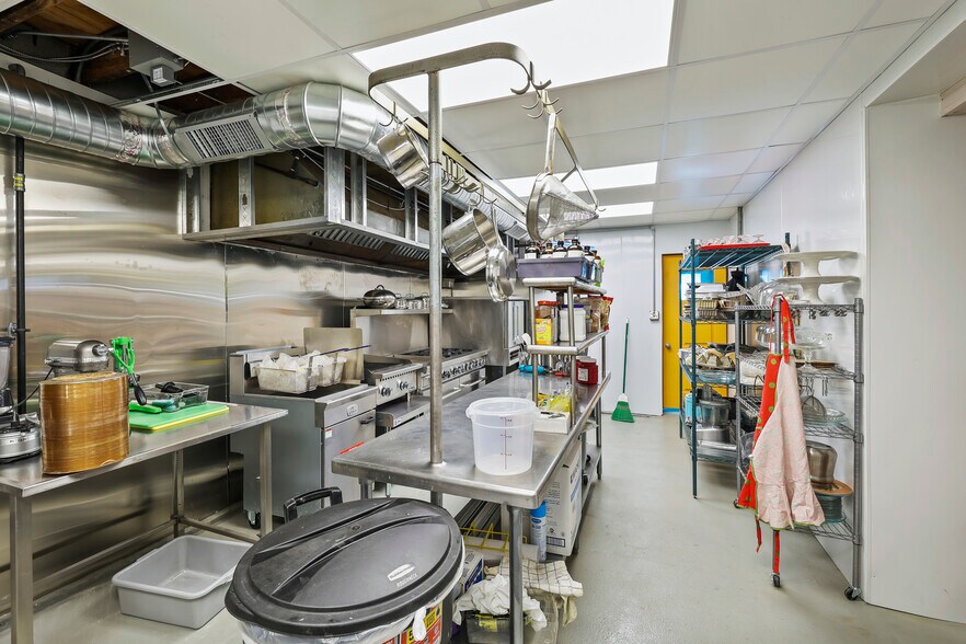 More Photos Of 1701 Pine Ave, Niagara Falls Restaurant For Sale