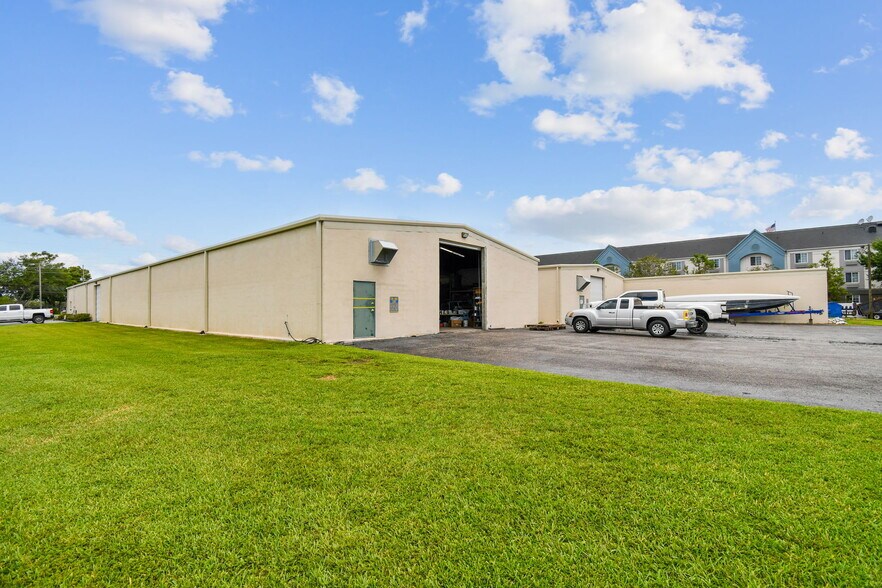 More Photos Of 13195 N 49th St N, Clearwater Warehouse For Lease