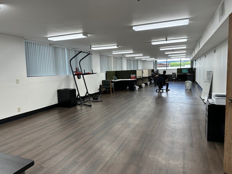 More Photos Of 27704 Avenue Scott, Valencia Distribution For Lease