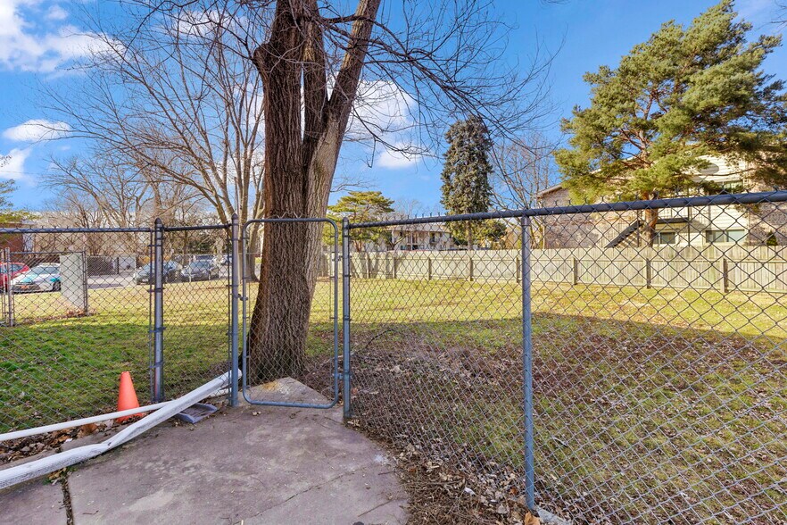 More Photos Of 8813 Dee Rd, Des Plaines Apartments For Sale