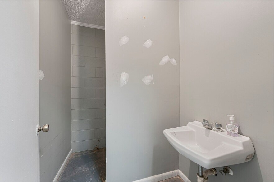 More Photos Of 302 E Happy Valley St, Cave City Light Distribution For Sale