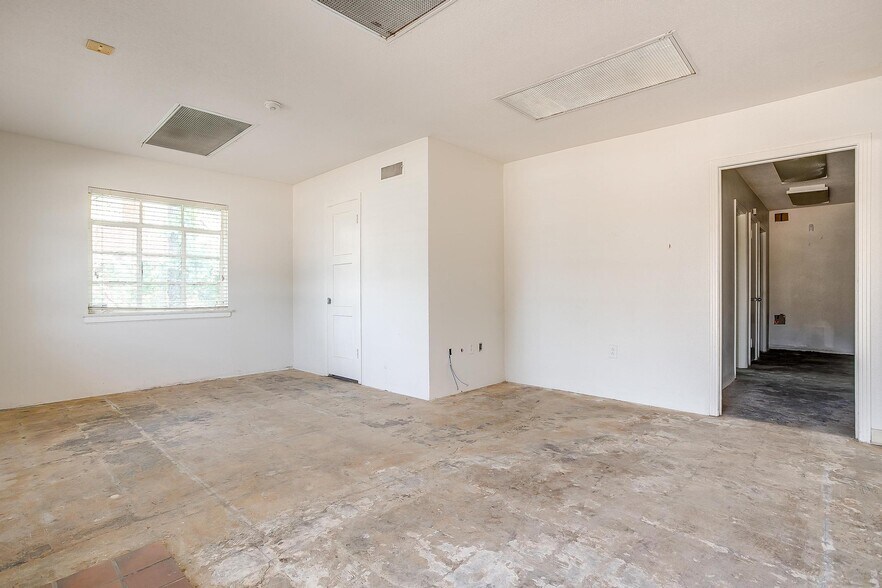More Photos Of 117 Roberts Cut Off Rd, Fort Worth Warehouse For Sale