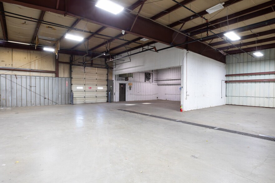 More Photos Of 600-602 NW Libby Ln, Lee's Summit Warehouse For Lease