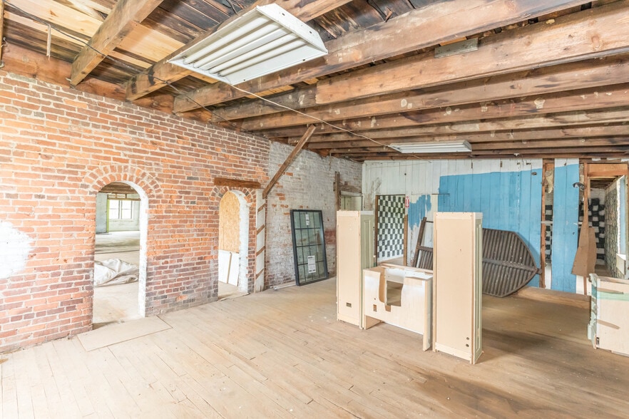 More Photos Of 1340 W Main St, Wytheville Loft Creative Space For Sale