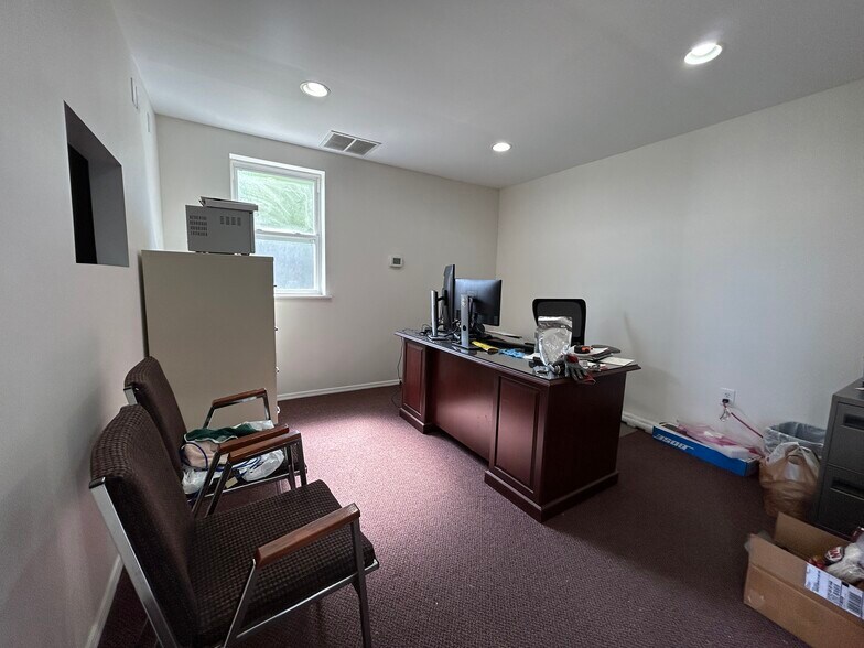 More Photos Of 819 Maple Ave, Hamilton Light Manufacturing For Sale