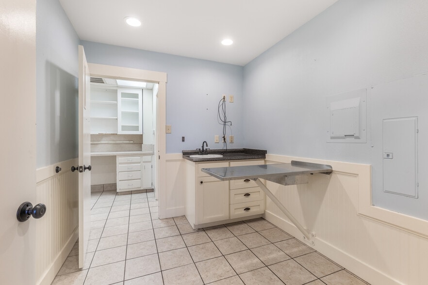 More Photos Of 825 N Crockett St, Sherman Office For Sale