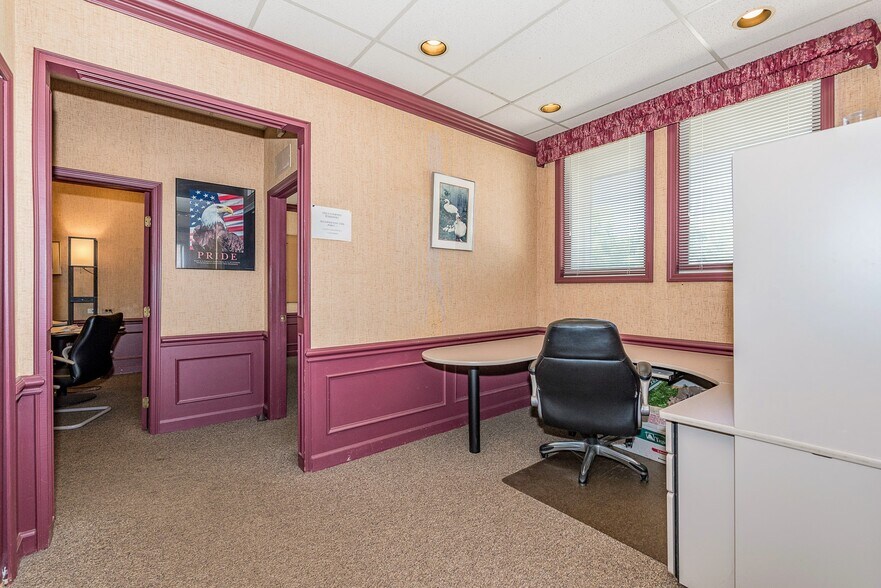 More Photos Of 18735 Ecorse Rd, Allen Park Office For Lease