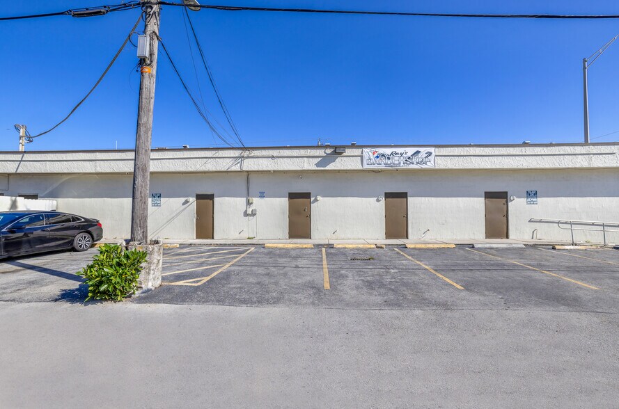 More Photos Of 820 SE 8th St, Hialeah General Retail For Sale