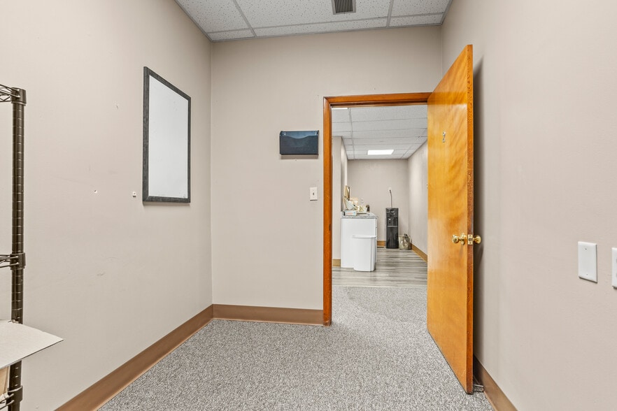 More Photos Of 105 Sycamore St, Medway Medical For Sale