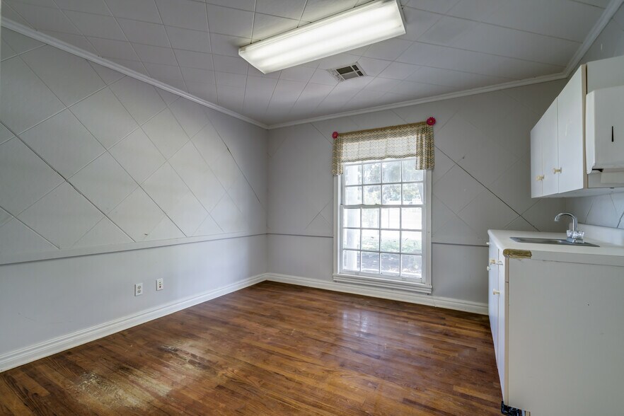 More Photos Of 2600 Arlington St, Ada Office Residential For Sale