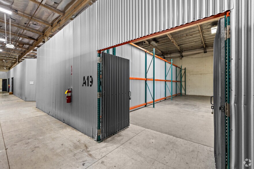 More Photos Of 21350 Lassen St, Chatsworth Warehouse For Lease