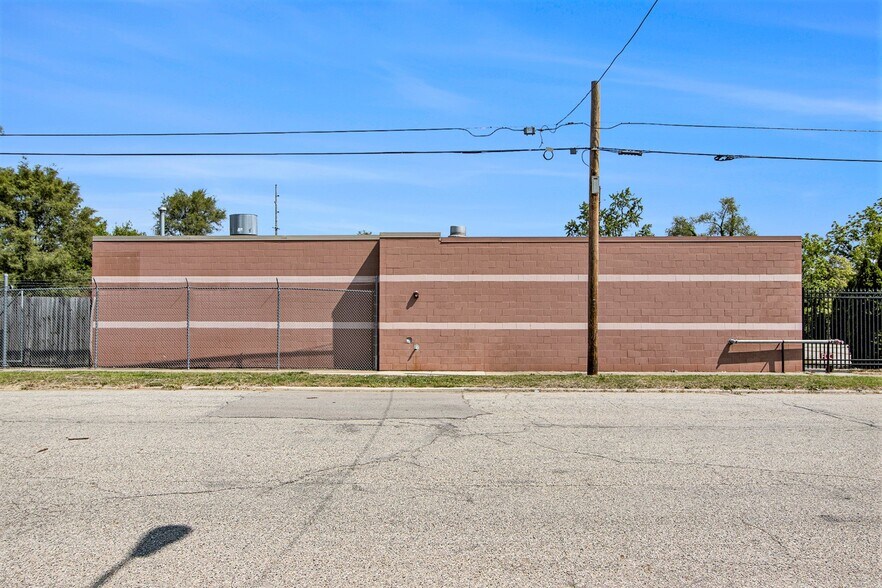 More Photos Of 1206 E Crosstown Pky, Kalamazoo Manufacturing For Lease