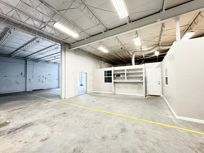 More Photos Of 3160 N 46th Ave, Saint Petersburg Warehouse For Sale