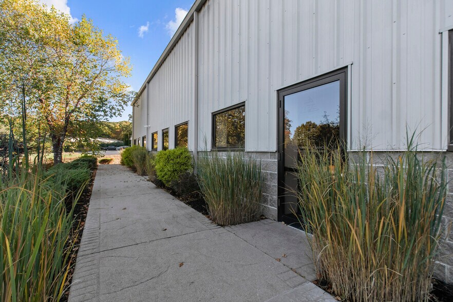 More Photos Of 13 Parkway Dr, Plainfield Warehouse For Lease