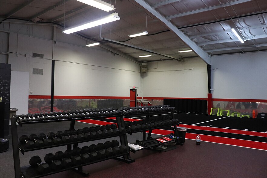 More Photos Of 1127 Front Ave SW, New Philadelphia Freestanding For Sale