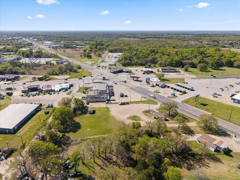 More Photos Of 101 N Seven Points Dr, Kemp Service Station For Sale