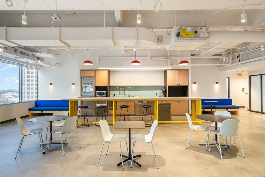 More Photos Of 128 S Tryon St, Charlotte Office For Lease