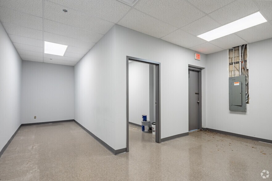 More Photos Of 5802 Breckenridge Pky, Tampa Light Distribution For Lease