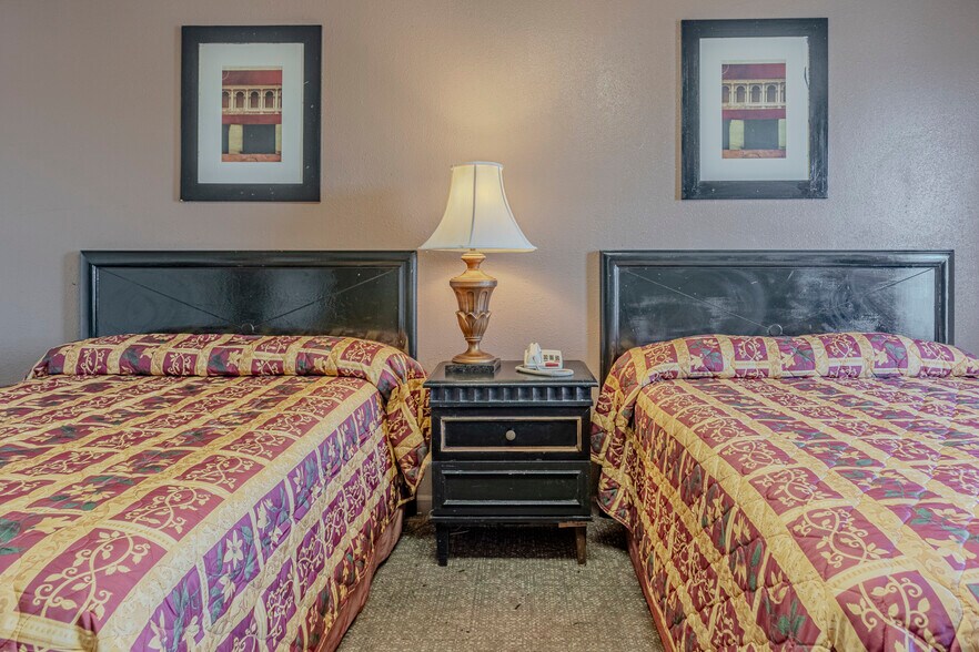 More Photos Of 820 S Washington St, Junction City Hotel For Sale