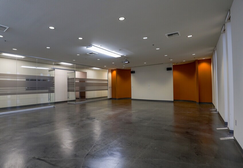 More Photos Of 1807 E 48th Pl, Los Angeles Warehouse For Lease