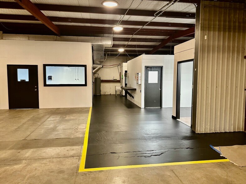 More Photos Of 210 Gravel St, Seguin Warehouse For Lease