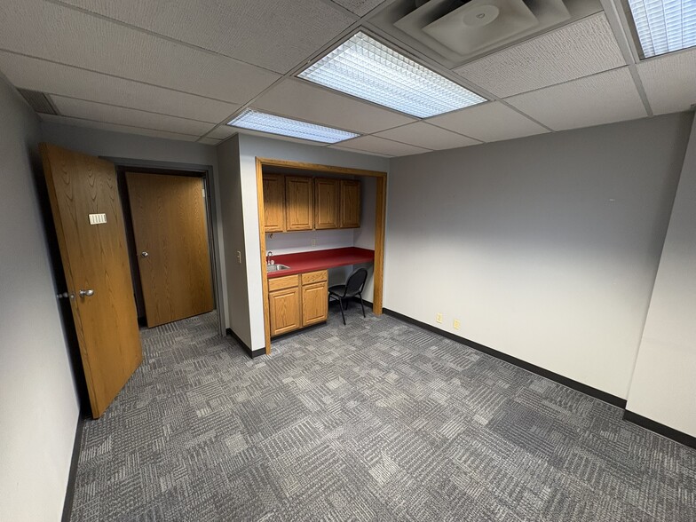 More Photos Of 3106 Independence Dr, Fort Wayne Warehouse For Lease