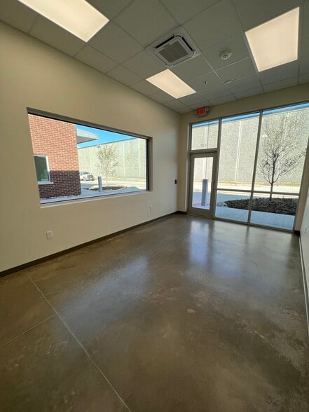 More Photos Of 4480 Alpha Rd, Dallas Flex For Lease
