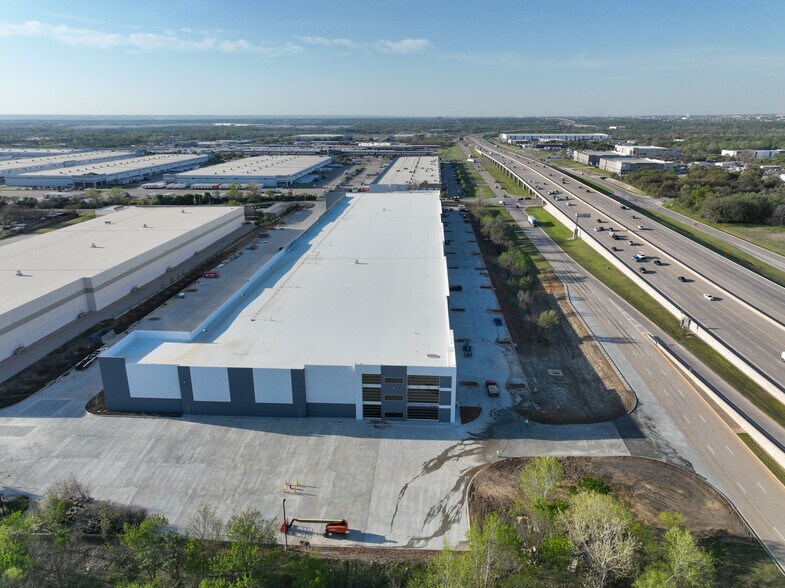 More Photos Of 902 W Shady Grove Rd, Grand Prairie Distribution For Lease
