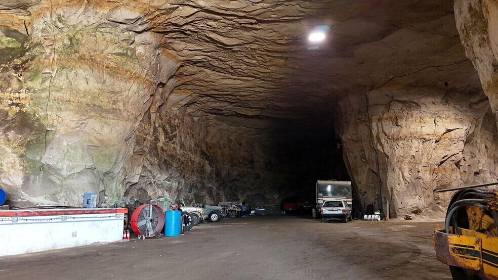 More Photos Of 20 Cave Industrial dr, Crystal City Industrial For Sale