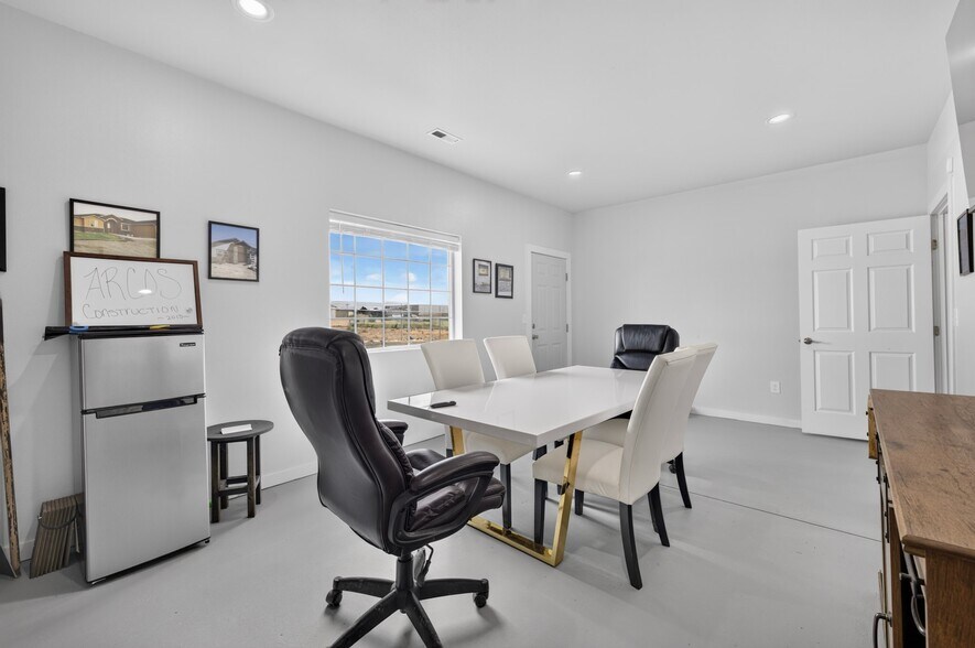 More Photos Of 506 E Stover Rd, Grandview Warehouse For Sale