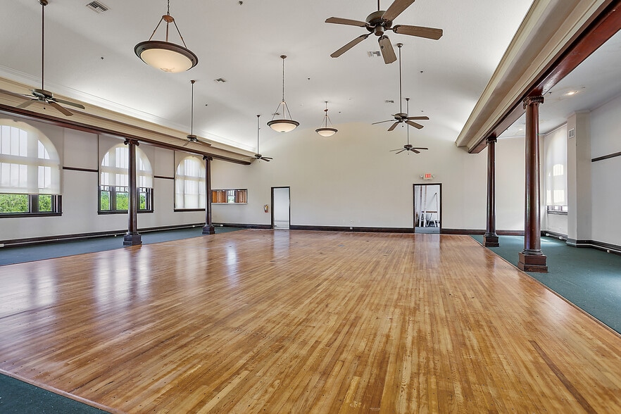 More Photos Of 410 W Main St, Leesburg Office For Lease