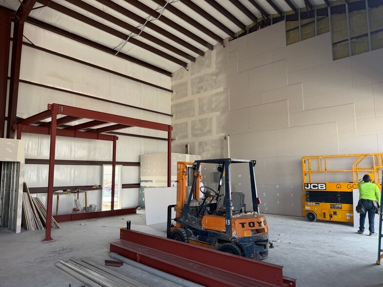 More Photos Of 11237 Rojas Dr, El Paso Freestanding For Lease