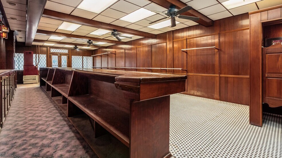 More Photos Of 22 N Park Pl, Newark Bar For Lease