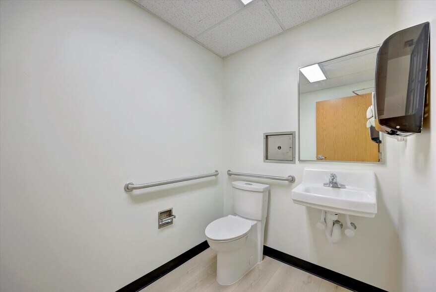 More Photos Of 1614 25th St, Bedford Medical For Lease