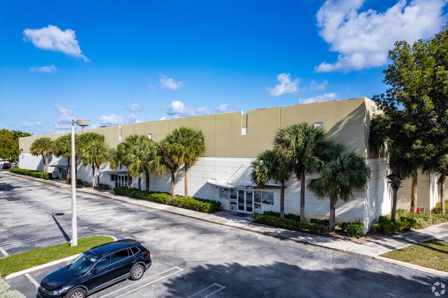 More Photos Of 1335 53rd St, Mangonia Park Warehouse For Lease
