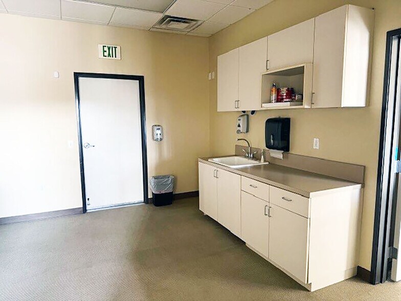 More Photos Of 77980 Wildcat Dr, Palm Desert Warehouse For Lease
