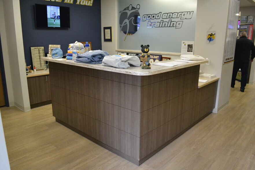 More Photos Of 260 W Crescent Ave, Allendale Warehouse For Lease