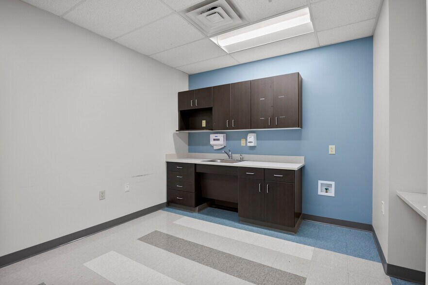 More Photos Of 711-713 Troy Schenectady Rd, Latham Medical For Lease