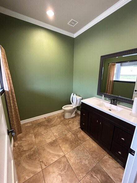 More Photos Of 231 N Twin City Hwy, Nederland Office For Sale