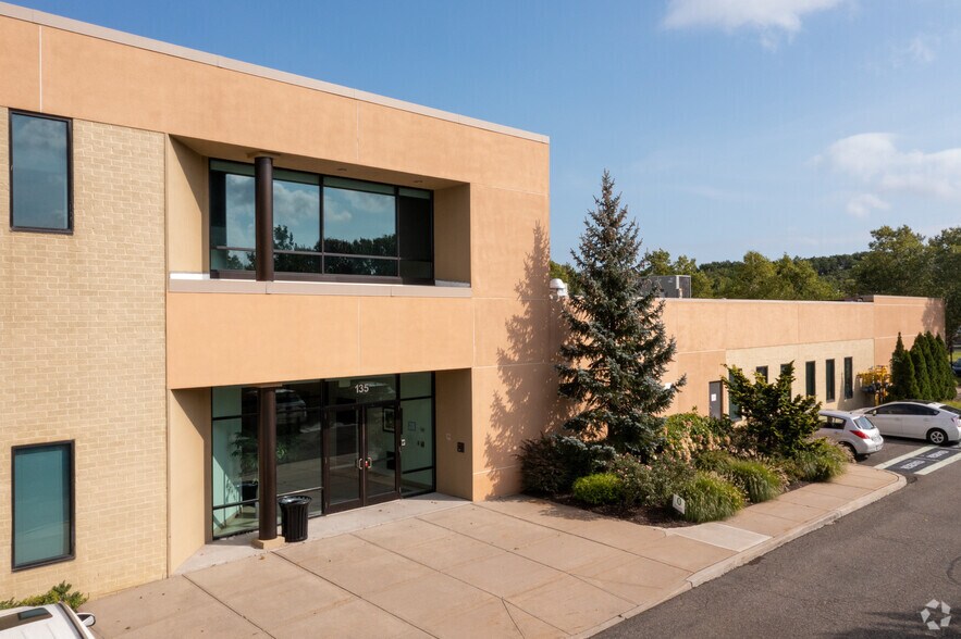 More Photos Of 135 Engineers Rd, Hauppauge Medical For Lease