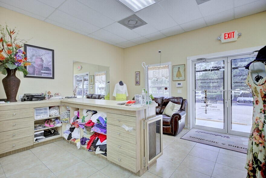 More Photos Of 5142 Schumacher Rd, Sebring General Retail For Sale