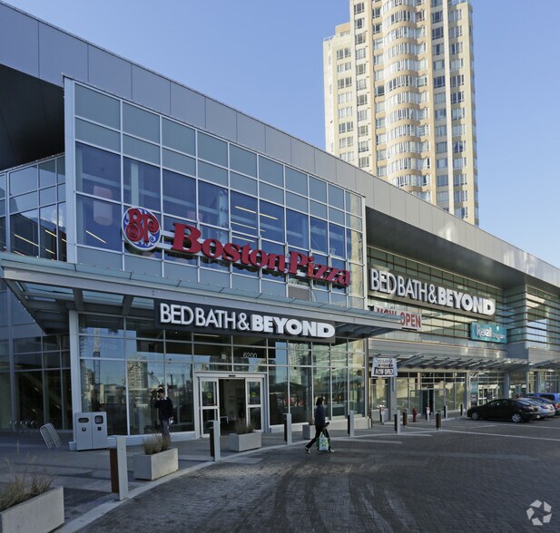 More Photos Of 6200 McKay Ave, Burnaby Freestanding For Lease