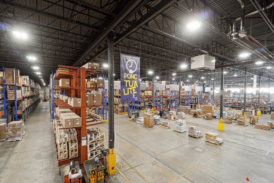 More Photos Of 1675 Boul de Montarville, Boucherville Warehouse For Lease