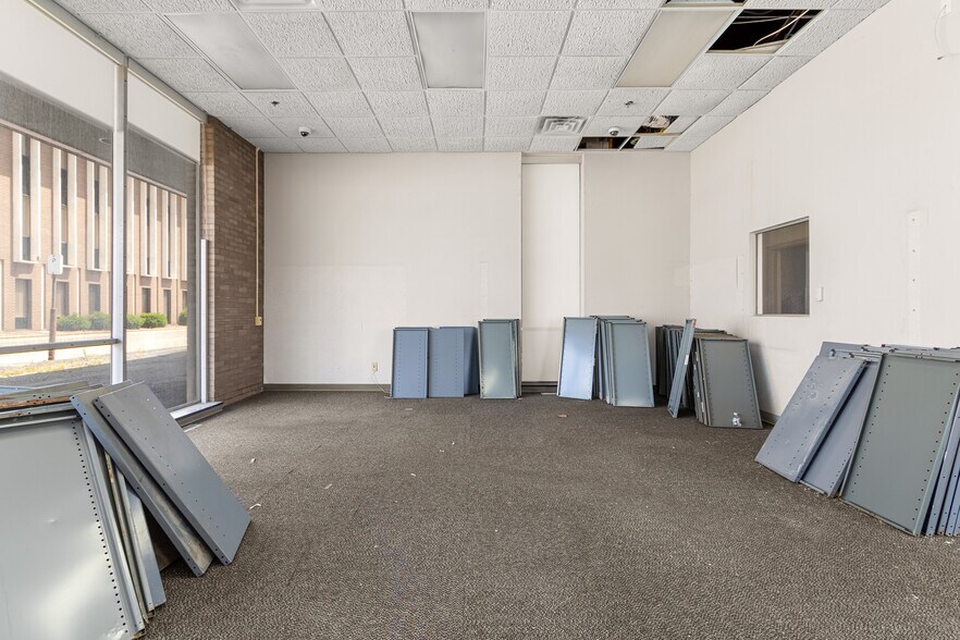 More Photos Of 20800 Greenfield Rd, Oak Park Medical For Sale