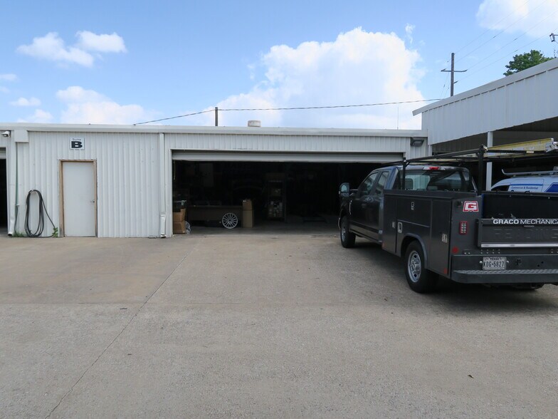 More Photos Of 5610-5613 Southwest Fwy, Houston Flex For Lease