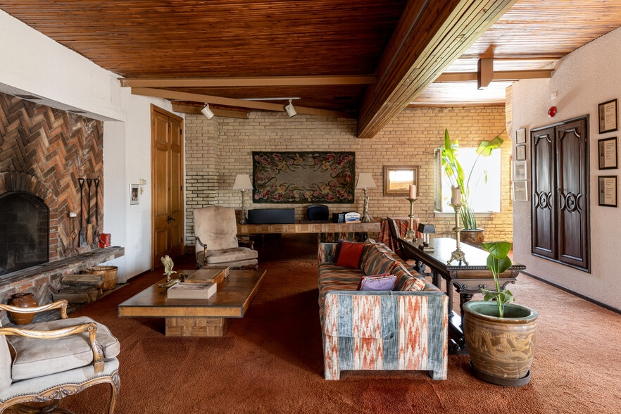 More Photos Of 18 Gloucester Ln, Toronto Office Residential For Sale