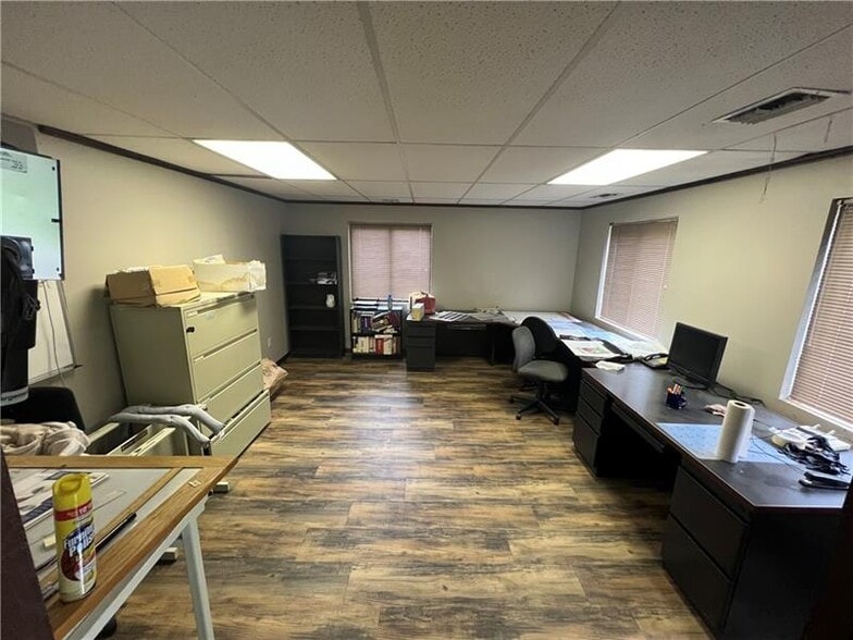 More Photos Of 657 Northgate Cir, New Castle Warehouse For Sale