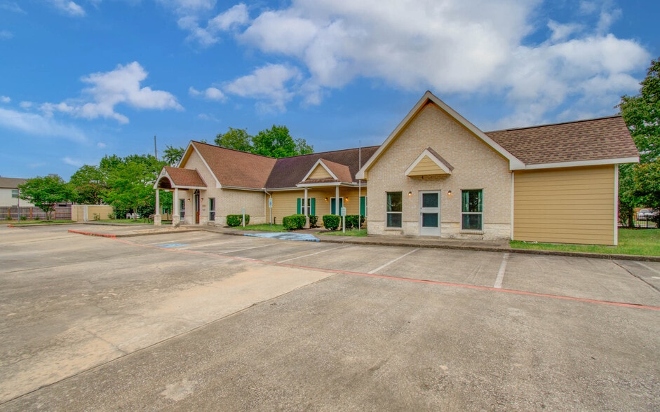 More Photos Of 11201 Steeplepark Dr, Houston Office Residential For Sale